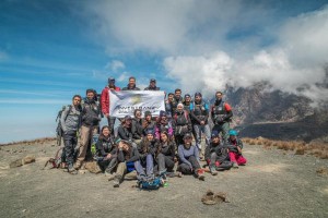 "الاستثماري" يدعم مبادرة الجبال السبعة للتوعية بمرض السرطان وجمع التبرعات