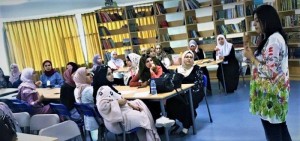 محاضرة من جامعة البترا تعقد ورشة "التفكير الناقد" في مدارس القادة الدولية