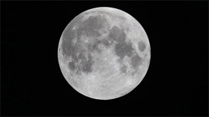 اكتشاف مادة غريبة على الجانب البعيد للقمر