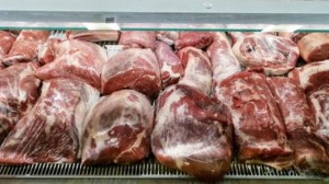 دراسة أميركية: غسل اللحوم قبل طهيها خطر على الصحة