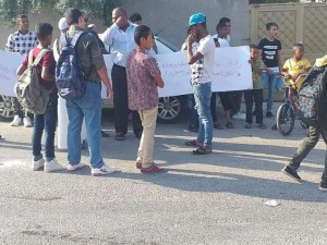 طلبة وأولياء أمور يعتصمون للمطالبة بإنهاء إضراب المعلمين في الاغوار