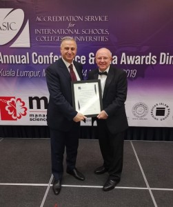  عمان الأهلية أول جامعة في الشرق الأوسط تحصل على التيجان البلاتينية الخمس من منظمة ASIC البريطانية للاعتماد الدولي