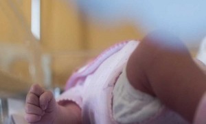 إحالة معنفة رضيعتها للتقييم النفسي..ومختصون يؤكدون: الأطفال الأكثر عرضة للعنف