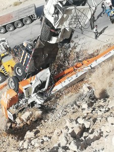 باالصور...إصابة شخص إثر تدهور ونش بمنطقة الخرزة في الكرك