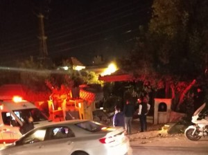 تدهور جرافة على منزل في شارع المدينة المنورة