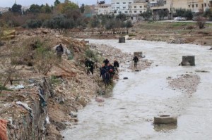 الدفاع المدني: استمرار عمليات البحث عن مفقود وادي القمر