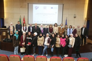 جامعة البترا تقيم معرضًا بالتعاون مع رابطة الفنانين التشكيليين