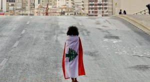 المحتجون يقطعون الطرق الرئيسية في لبنان