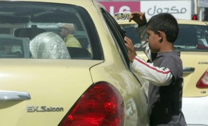 إسحاقات: متسولون لديهم سيارات فارهة وعشرات الآلاف