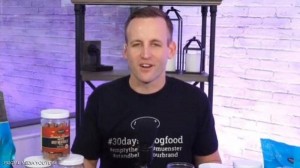 رجل يتناول طعام الكلاب 30 يوما .. والسبب؟