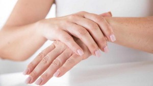 ‫ما أسباب ظهور قشور على الجلد؟‬