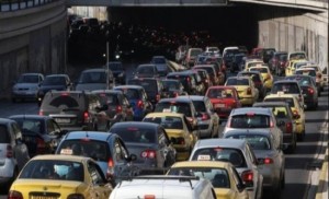 خبير إداري يقترح إعادة تنظيم دوام الموظفين للحد من الأزمة المرورية في الاردن