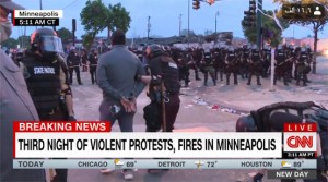 اعتقال مراسل CNN خلال تغطية احتجاجات منيابوليس - فيديو