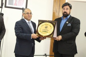 بالصور....الطويسي يمنح مهندس الجسد د. البقاعي درع الشخصية الابداعية لعام 2020