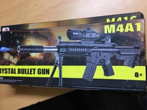 بالصور...الجمارك تحبط تهريب مسدسات وبنادق خرز