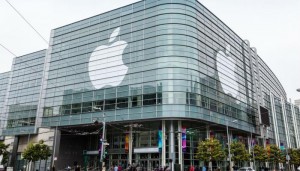 شركة (Apple) تتجاوز أرامكو وتصبح الأضخم بالعالم