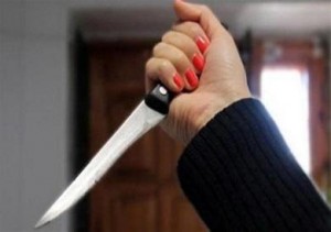 زوجه تطعن زوجها باداه حاده بالرصيفة .... وحالته سيئة