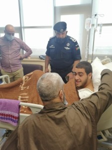 مدير الامن العام يمكن والد الفتى صالح من زيارة ابنه داخل المستشفى