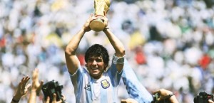 لماذا لم يُتوّج مارادونا بـ"الكرة الذهبية" على مدار مسيرته؟!