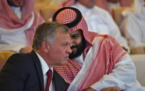 الملك يبحث مع ولي العهد السعودي العلاقات الأخوية بين البلدين