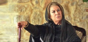 بالفيديو .. منى واصف تبكي الملايين حزنا على وفاة حاتم علي: "الله معك يا أمي"