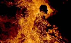 شخص  من جنسية عربية يحرق نفسه أمام رئاسة الوزراء
