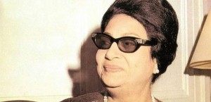 صورة نادرة لأم كلثوم خلال وضعها الماكياج وتسريح شعرها إستعداداً لحفلها