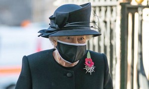 الملكة إليزابيث : عدم تلقي اللقاح أمر أناني