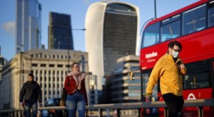 بريطانيا تفتح المدارس لجميع الصفوف وتسير نحو العودة إلى الحياة الطبيعية