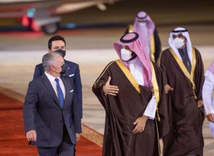 الملك يصل السعودية .. وبن سلمان في مقدمة مستقبليه