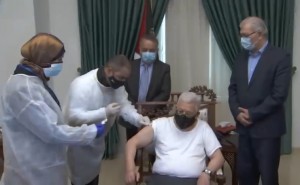 محمود عباس يتلقى لقاح كورونا