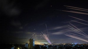 رشقة صاروخية كبيرة من غزة نحو تل أبيب