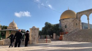 مستوطنون يقتحمون الأقصى واعتداءات على المصلين فجرا