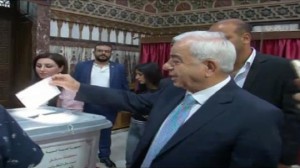 كيف بارك المرشح الخاسر للأسد فوزه؟