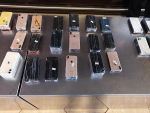 ضبط 3 مسافرات يخفين 200 هاتف باجسادهن قادمات للأردن