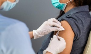النسور: لا نية لإعطاء جرعة ثالثة لأي نوع من لقاحات كورونا