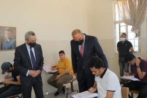 الخصاونة يتفقد قاعات توجيهي في عمان