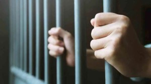 السَّجن 4 أشهر لمسؤول بهيئة رقابية أعاد مضبوطات مخالفة لتاجر