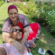 محمد رمضان يشعل السوشيال ميديا بصورة مع والدته