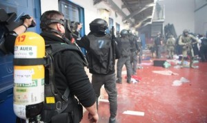 مواجهات في سجن النقب واشعال نيران ردا على قمع الاحتلال