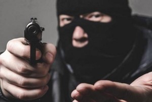 بوقت قياسي إلقاء القبض على شخصين أثناء تنفيذ عملية سلب مسلح لأحد البنوك في منطقة طريق المطار