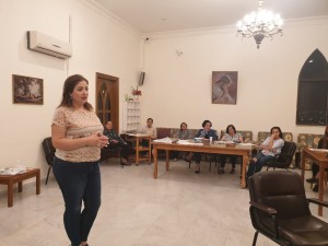 التشكيلية غدير حدادين تحاضر عن دور الرسم واللون في اكتساب الطاقة الإيجابية للإبداع وتحفيز الدماغ ومحاربة القلق والتوتر