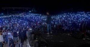 مشاهد جمهور تامر حسني تثير جدل الأردنيين