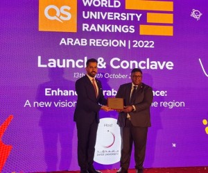 كيو أس تكرّم الدكتور أنس السعود مساعد رئيس عمان الأهلية للشؤون الخارجية