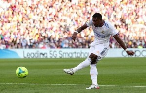 ريال مدريد يُسقط برشلونة في الكلاسيكو ويقفز لصدارة الدوري الاسباني