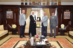 رئيس عمان الاهلية يكرم د.منال عباس من كلية العلوم الطبية المساندة