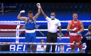 عشيش يتأهل لدور الـ 16 في بطولة العالم للملاكمة