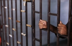 السجن سنتين لثلاث موظفين من مؤسسة الغذاء والدواء لادخالهم مواد غذائية فاسدة