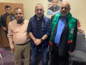 رئيس الوحدات السابق الحوامدة يزور والد الأسير أبو خضير