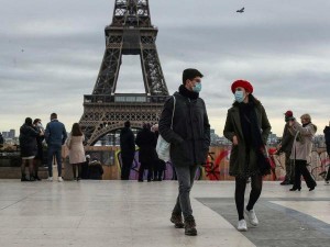 فرنسا تفرض ارتداء الكمامات في شوارع باريس اعتبارا من الجمعة